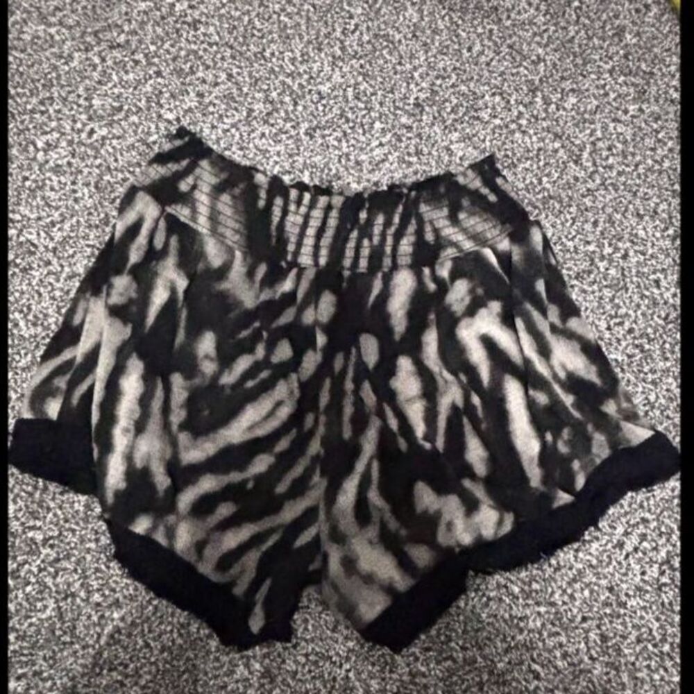 No Boundaries Black and Gray Zebra Tie-Dye Athletic Lounge Dolphin Shorts M